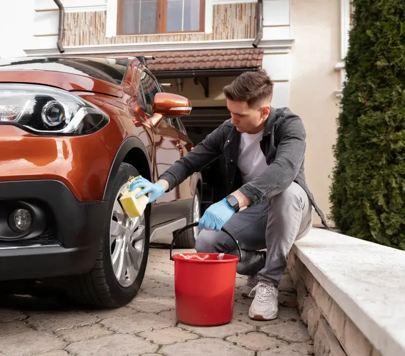 Lavage auto à domicile Frémécourt : professionnel intervenant sur un véhicule